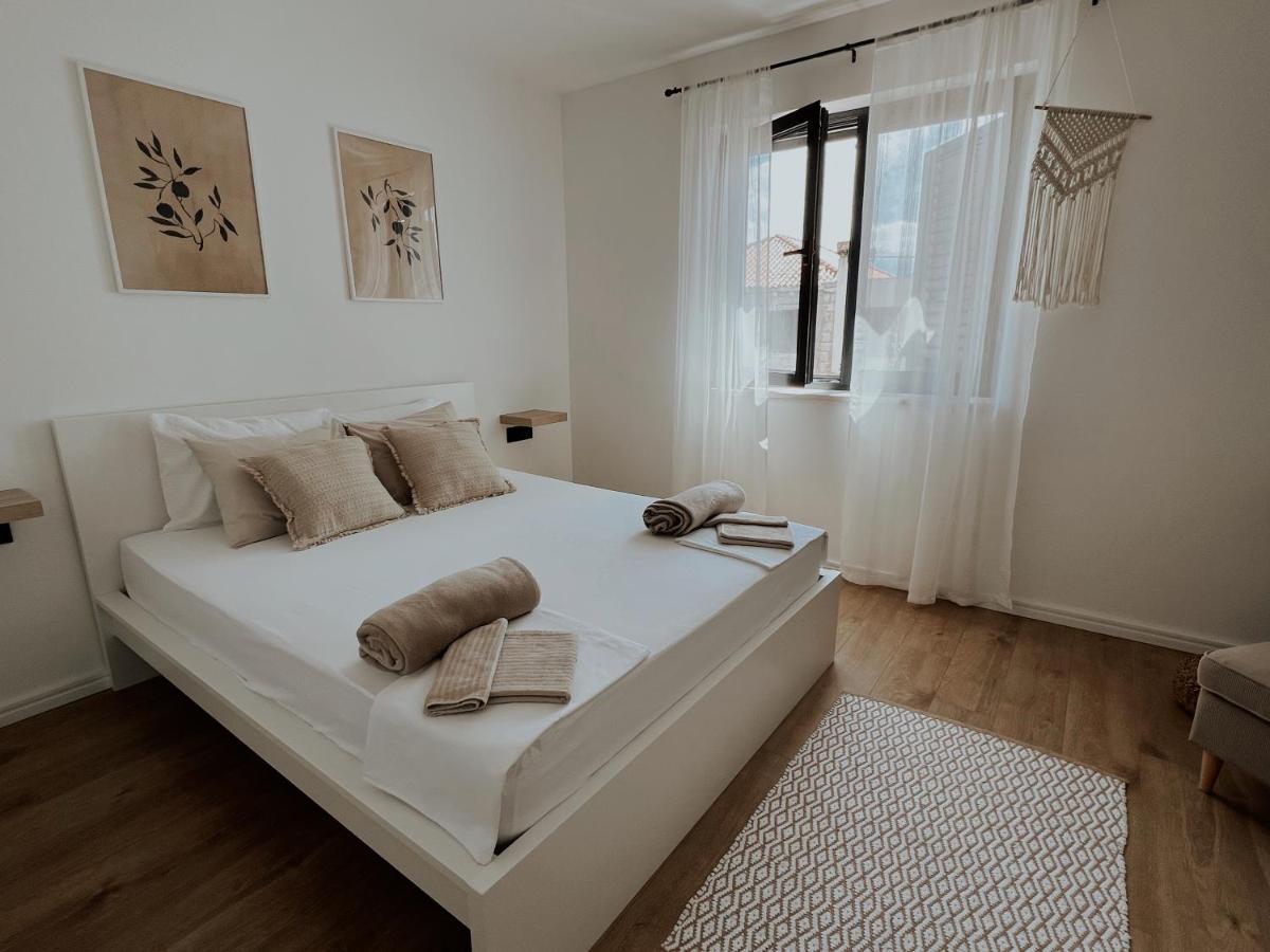 Dawn & Dusk - Modern Two Bedroom Apartment With Mountain Views Cilipi Exterior photo